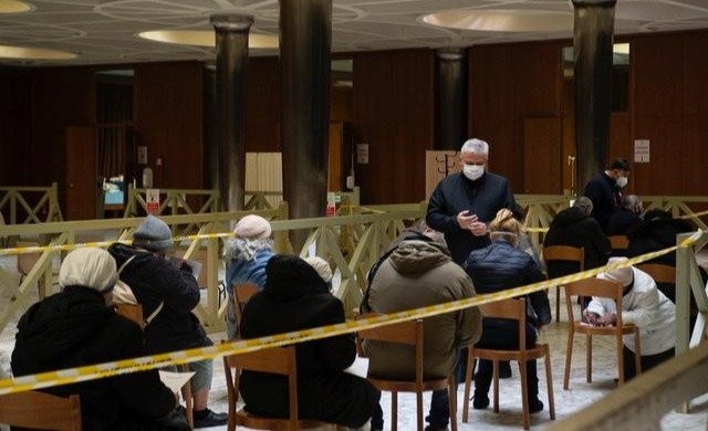 El Vaticano vacunará contra el coronavirus a otras 1.200 personas sin hogar | Internacionales