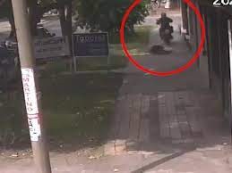 Un nuevo video muestra cómo el motochorro robó a otra mujer 4 días antes de matar a la psicóloga en Ramos Mejía | Actualidad