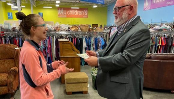 Encontró 42 mil dólares en un pullover que había sido donado, lo devolvió y recibió recompensa | Internacionales