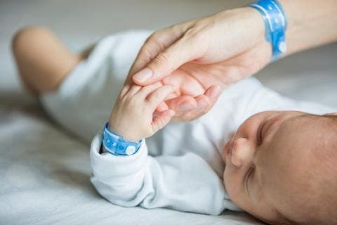 "Mi esposo y mi suegra le cambiaron el nombre a mi hijo mientras me recuperaba de la cesárea": la furia de una mujer en redes | Internacionales