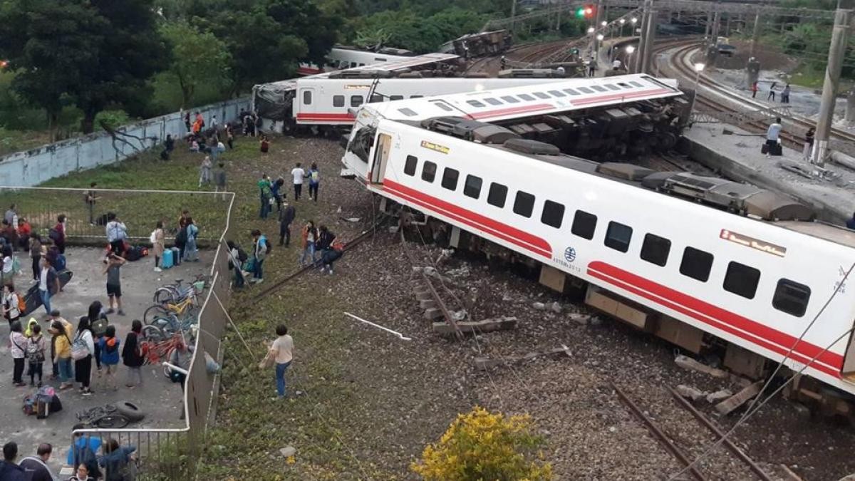 Al menos 48 muertos y 60 heridos tras descarrilar un tren en Taiwán | Internacionales