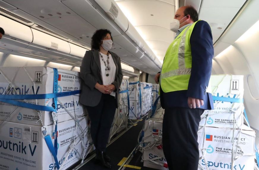 Llega un nuevo vuelo de Aerolíneas Argentinas con más vacunas Sputnik V | Actualidad