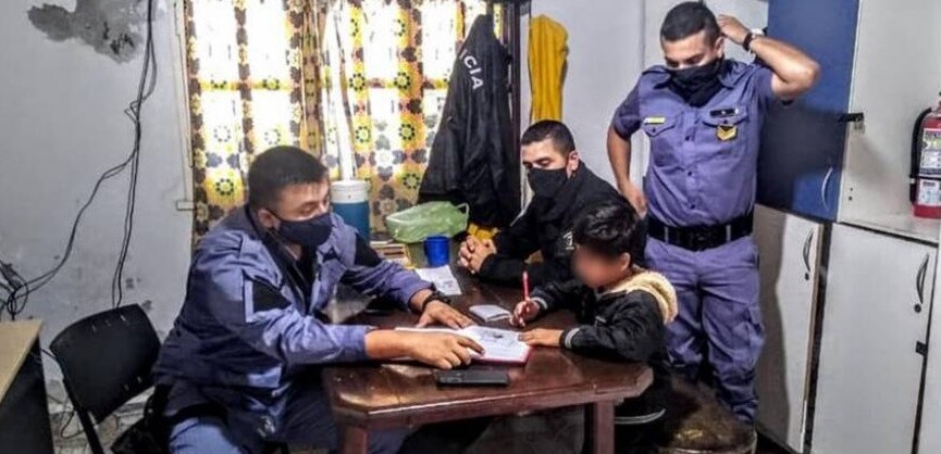 Llevó a su hijo a la comisaria porque no quería hacer los deberes: los policías lo ayudaron a terminarlos | Actualidad