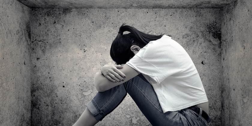 Un hombre abusó de sus hijas adolescentes y entregó a una para que la violaran a cambio de una deuda | Internacionales