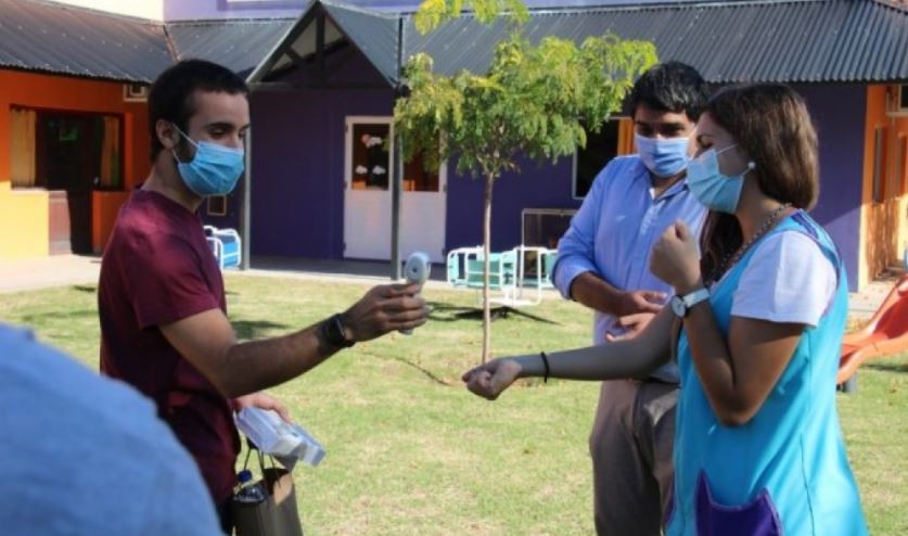 Un diputado del PRO donó un termómetro y una botella de alcohol y fue duramente criticado | Política