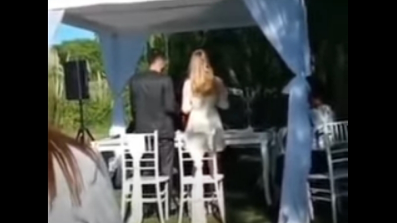 Video: el insólito sonido que interrumpió el momento más importante de un casamiento | Actualidad