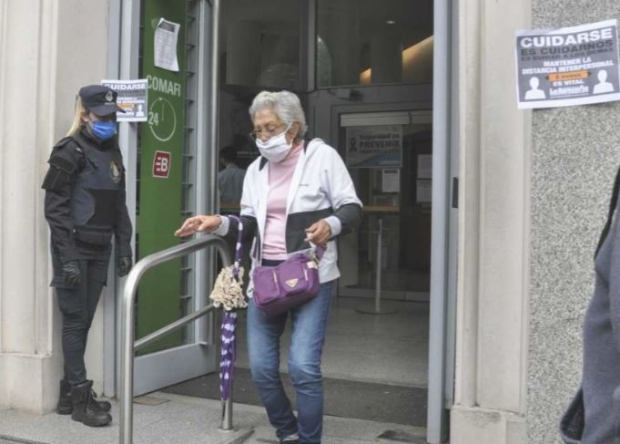 Bancos piden evitar ir a las sucursales ante el avance de segunda ola de Covid | Actualidad