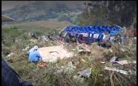 Al menos 22 muertos al volcar un micro en una ruta en la cordillera peruana | Internacionales