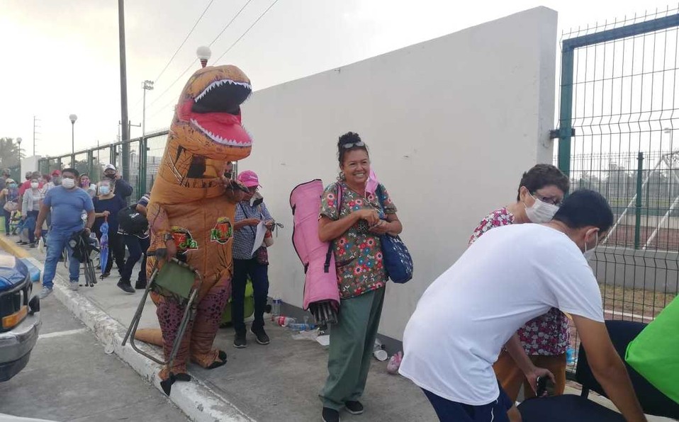 Se disfrazó de dinosaurio para acompañar a su madre a vacunarse contra el coronavirus | Internacionales