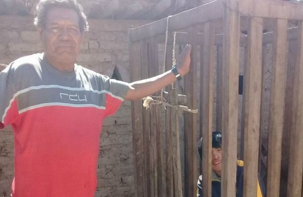Construyó una jaula en la vereda para evitar que le roben el auto | Actualidad
