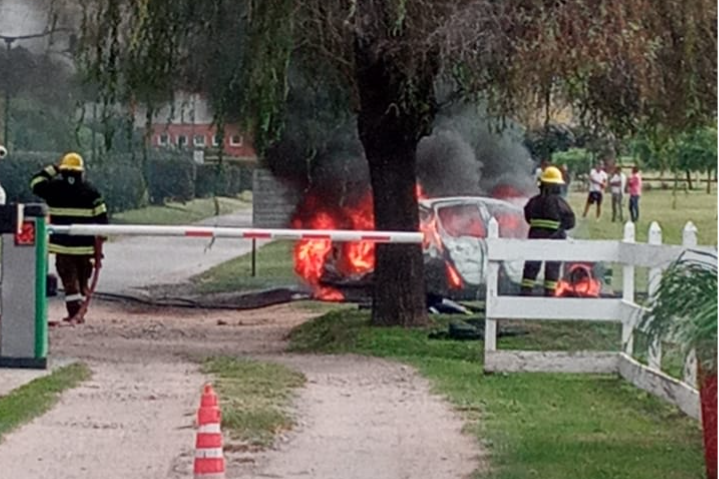 VIDEO: Un auto explotó adentro de un country en Córdoba | Actualidad
