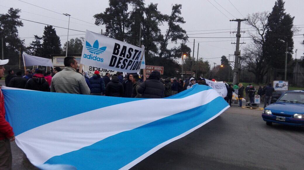 "Zapatillazo": regalarán 2 mil pares de calzado como protesta | Actualidad