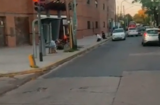 Video estremecedor: familiares de pacientes con coronavirus rezan en la puerta de una clínica de Munro | Actualidad