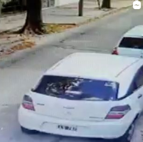 Córdoba: Una mujer fue filmada robando un auto mientras paseaba a su bebé | Actualidad