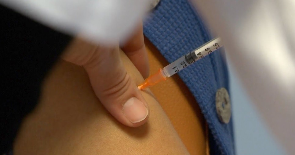 Enfermera derramó vacunas contra el covid y las sustituyó con una solución salina | Internacionales