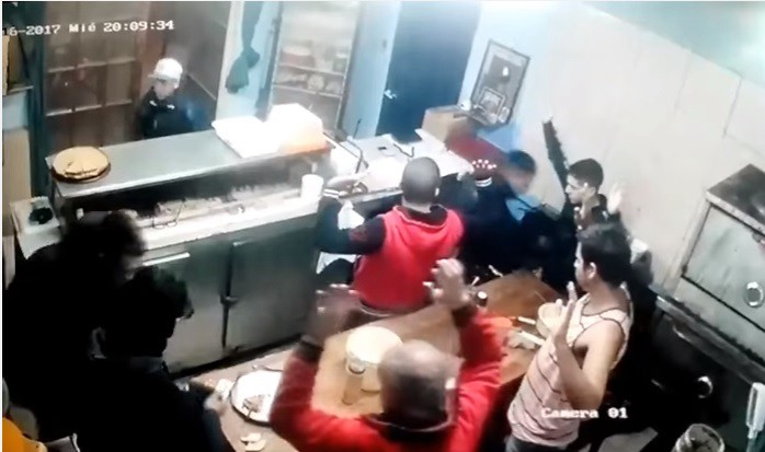 Asalto en una pizzería de Lavallol: se llevaron hasta una bandeja de empanadas | Actualidad