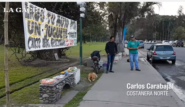 Los amigos que lavan autos en la calle a cambio de juguetes para los chicos | Actualidad