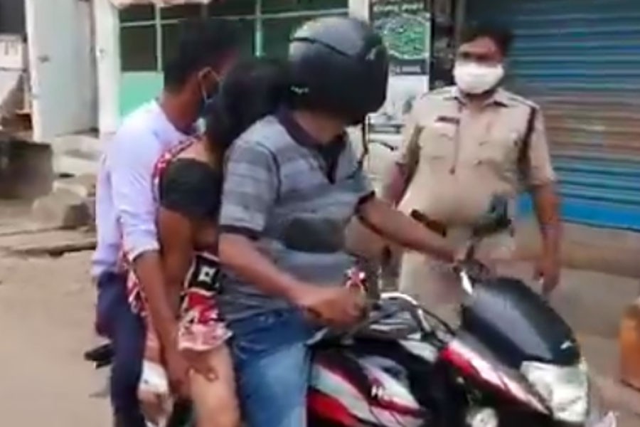 Colapso en India: llevaron el cuerpo de su mamá en moto al crematorio | Internacionales