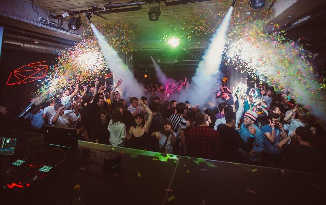 Sin barbijos ni distancia social: abren a prueba el primer boliche sin restricciones en el Reino Unido | Internacionales