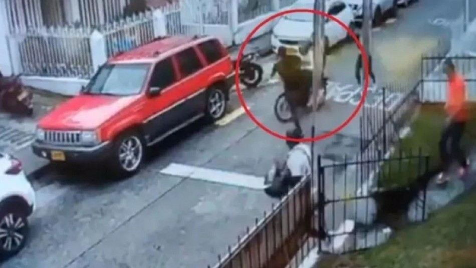 Video: un hombre detuvo la fuga de motochorros con una terrible patada voladora | Internacionales