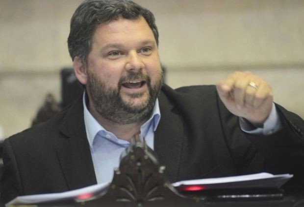 Un diputado de 43 años se vacunó en febrero como "personal de salud" | Política