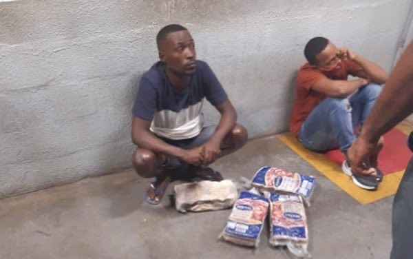 El brutal crimen de un tío y su sobrino en Brasil tras robar carne en un supermercado | Internacionales