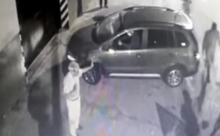 Cuatro delincuentes armados le robaron el auto a una pareja de jubilados en Lanús | Actualidad