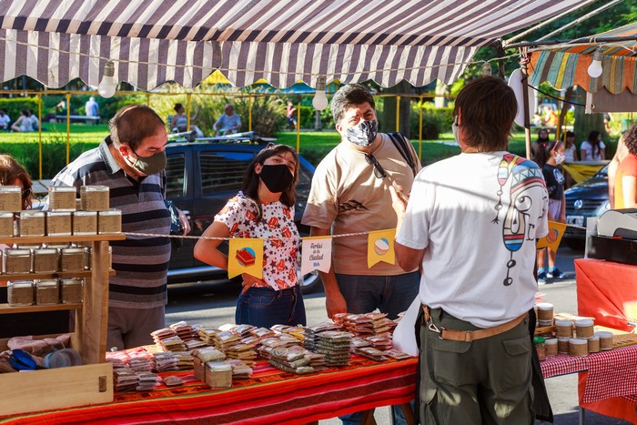 Lanzan "Canasta Ahorro", una iniciativa con 28 productos a precios rebajados en 60 ferias populares | Economía