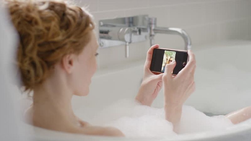 Murió una chica de 22 años electrocutada en la bañera: estaba viendo TV en el celular mientras se cargaba | Internacionales