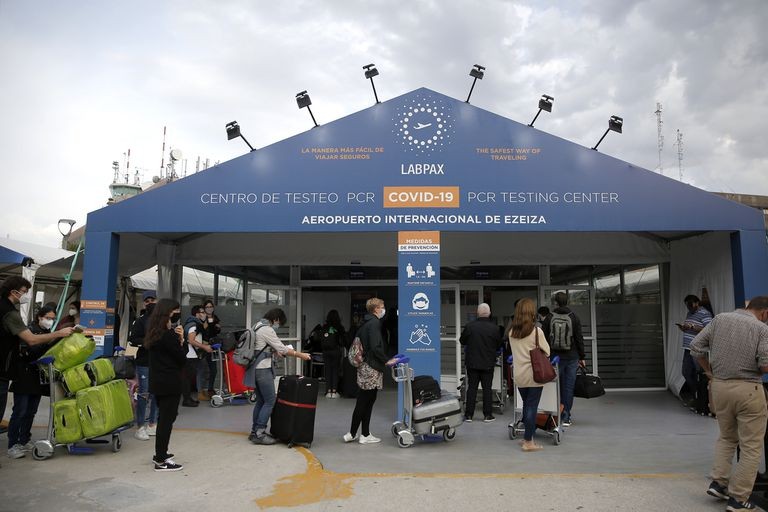 El Gobierno pidió investigar el centro médico encargado de los hisopados en Ezeiza | Actualidad