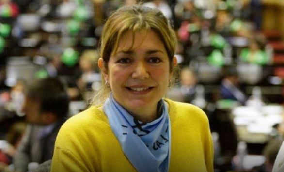 Denuncian a una diputada por sacarle la mitad del sueldo a sus empleados | Política