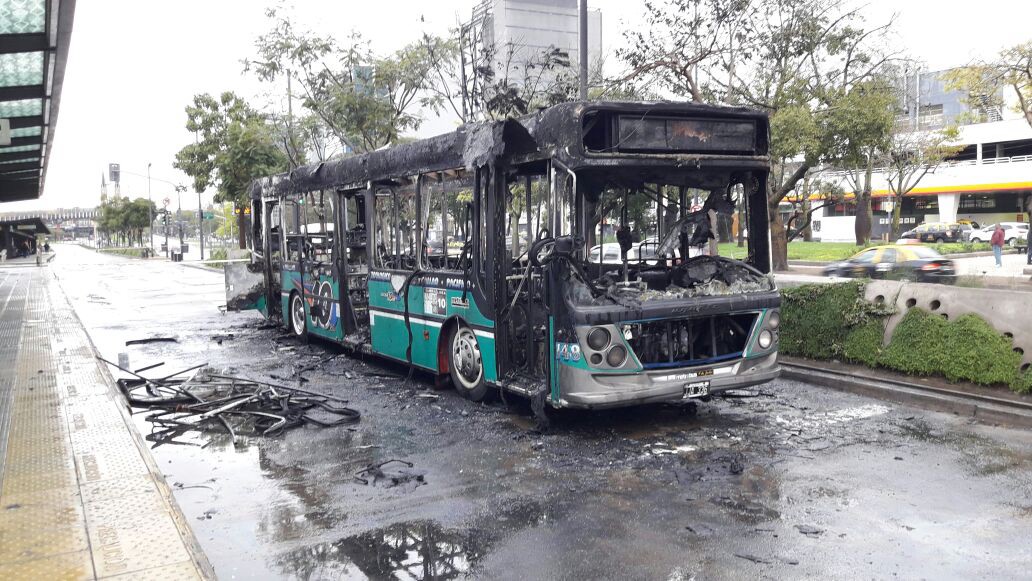 Se incendió un colectivo en el Metrobus de la 9 de Julio | Actualidad