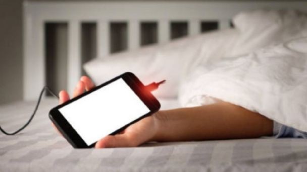 Mujer murió electrocutada mientras jugaba con su celular en la cama: equipo se estaba cargando | Internacionales