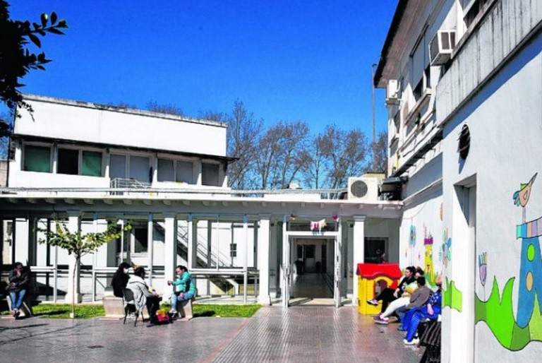 Mamá de 19 años intoxicó a su beba con alcohol y pastillas y la puso en venta en una plaza | Actualidad