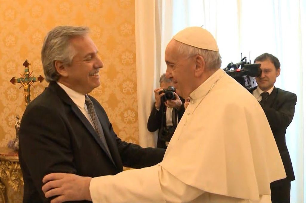 Productos orgánicos, medalla de Malvinas y un libro de Discépolo: los regalos del Presidente al Papa | Política