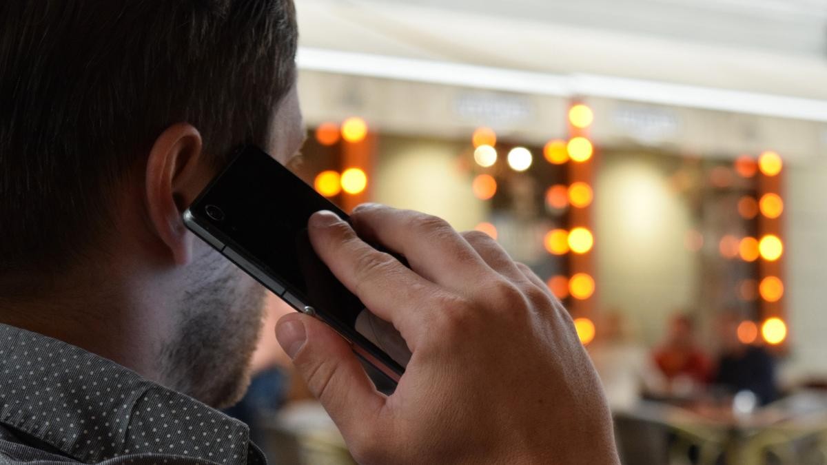 Detenido por llamar casi 9000 veces a emergencias para insultar a los operadores | Internacionales