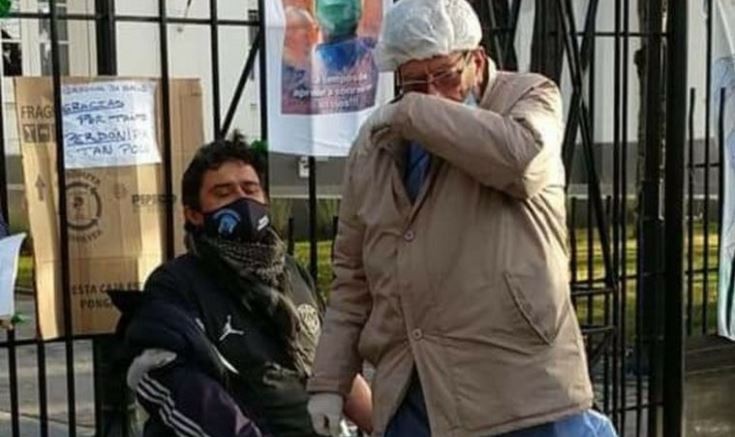 La foto viral del médico que llora tras atender al enfermero en huelga de hambre en Río Gallegos | Actualidad