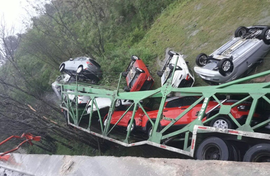 Rosario: Un camión que transportaba autos cayó de un puente | Actualidad