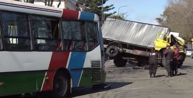 Chocaron un colectivo y un camión en Villa Lugano: 17 heridos | Actualidad