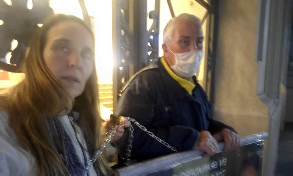 Se encadenó tras la fuga del preso condenado por matar a su hermano | Actualidad