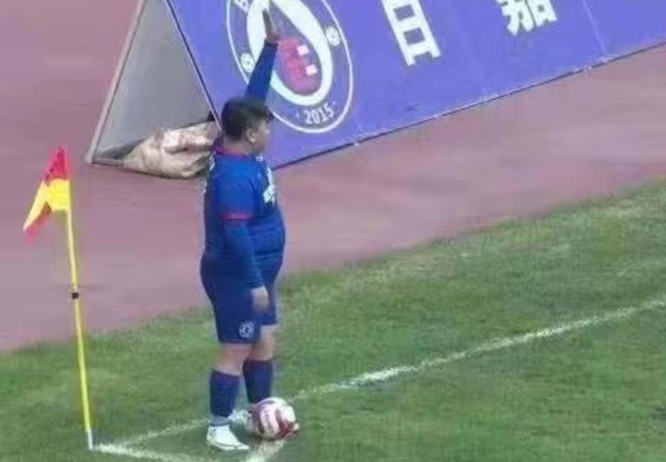 Un millonario compró un club de fútbol y obligó al entrenador a poner a su hijo de titular | Internacionales