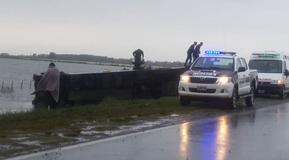 Rescataron a los pasajeros de un micro que volcó en un campo inundado | Actualidad