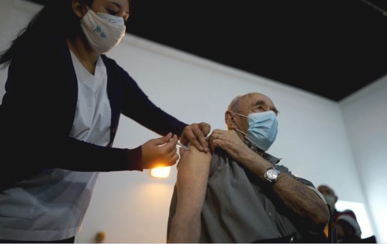 El Presidente afirmó que "en pocas semanas la totalidad de las personas de riesgo" estarán vacunadas contra el coronavirus | Actualidad