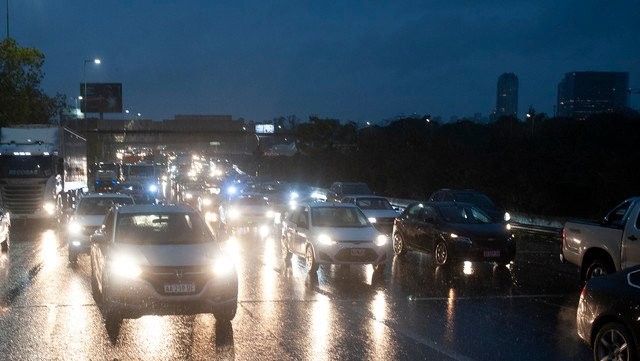 El confinamiento estricto comenzó con controles limitados por la lluvia en el AMBA | Actualidad