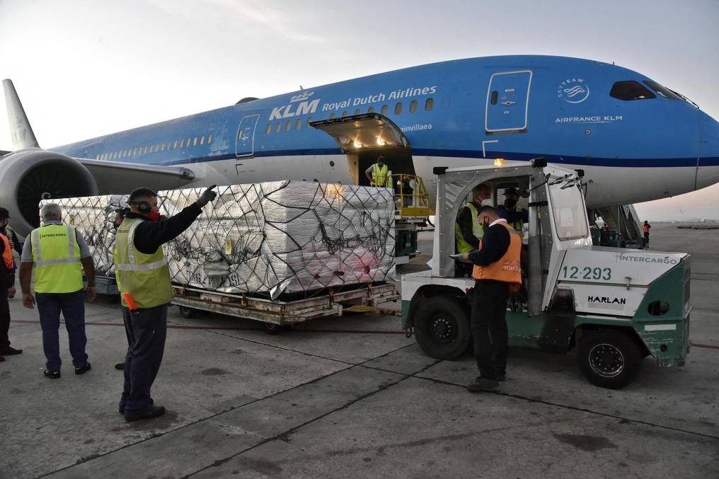 Llegaron 204.000 dosis de AstraZeneca y partió un nuevo vuelo a Moscú en busca de Sputnik V | Actualidad