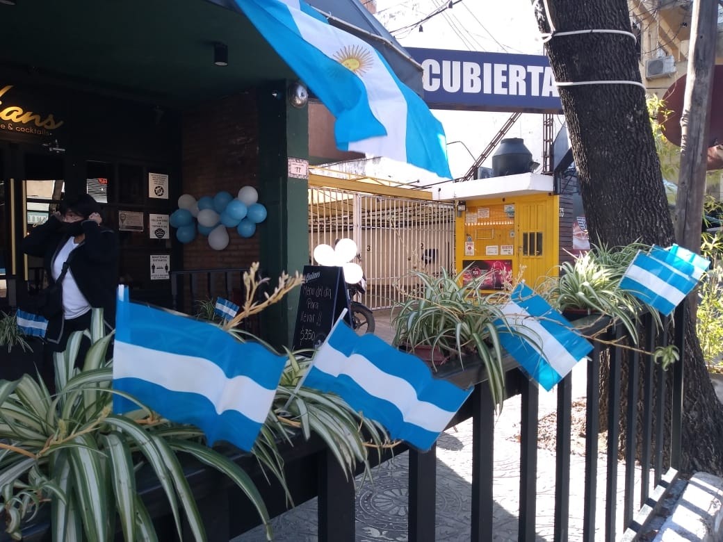 Villa Carlos Paz: No recibirá clientes, pero igual adornó su restaurante para el 25 de mayo | Actualidad