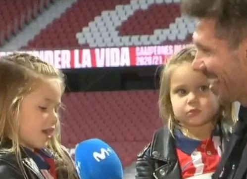 Las hijas del Cholo se animaron a cantar el himno del Atletico en vivo | Deportes