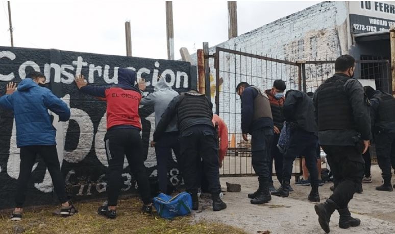 Jugaban un "picado" clandestino a metros de una garita policial y terminaron en la comisaría | Actualidad