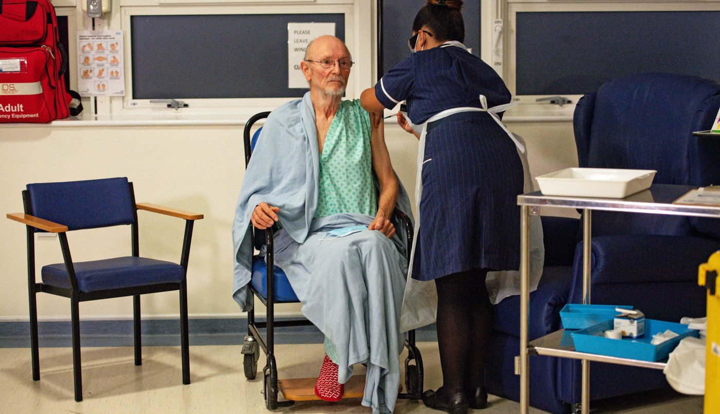 Murió William Shakespeare, el primer hombre vacunado contra el covid-19 | Internacionales