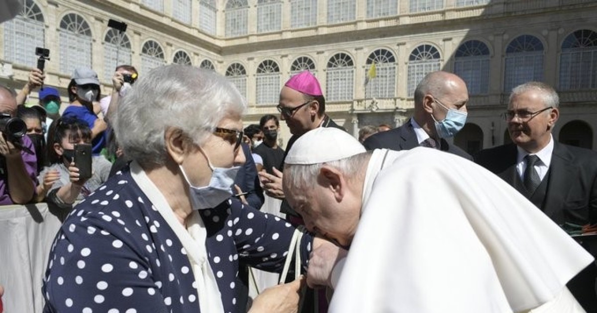 Gesto del Papa: Besó el tatuaje con el número del campo de concentración de Auschwitz-Birkenau de una sobreviviente | Internacionales